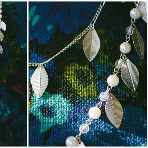 Vintage Y2K Layered Chain & Faux Pearl Necklace w/ Dangling Leaves - Picture 2 of 2